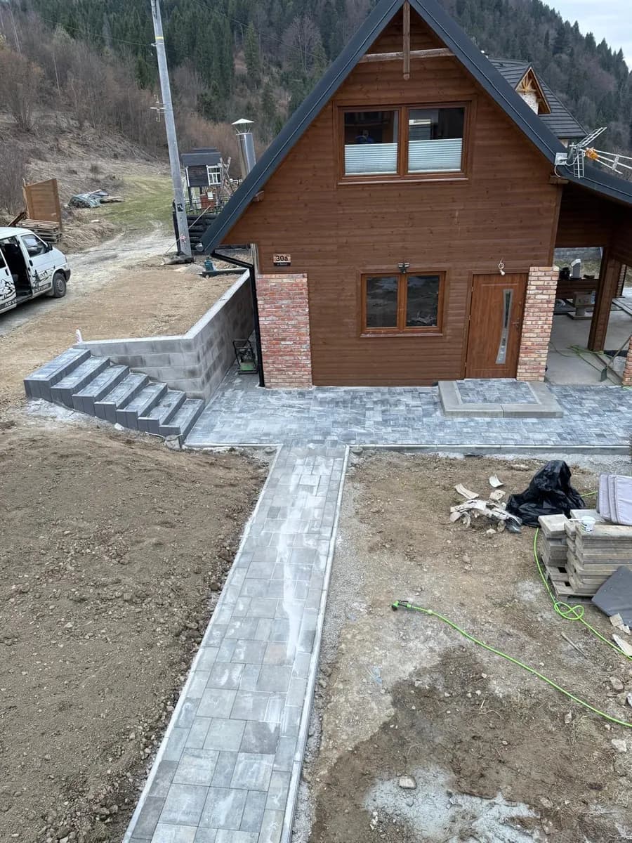 Mur oporowy pod parking i kostka — Po