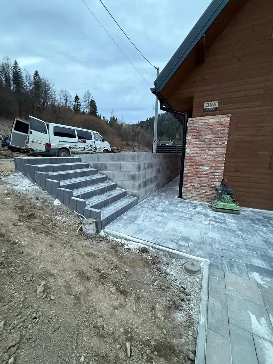Kostka i ogrodzenie — Po